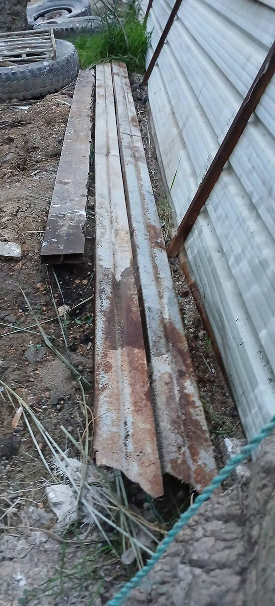 السلام عليكم
عندي غراض للبيع بسعر مناسب مكاني بابل المحاويل
وردات برماخ ٢٤ امامي صناعه ايراني الزوج ٥٠ 
بنيد مال قمارة ناصيه نص نظافه ب٥٠
فاصل ويل خلفي ب١٠
تعلاوات مال تك ام العلم طولهن اكثر من ٤ م ب٧٥ 
راسل خاص وتدلل
اتصل ***********
