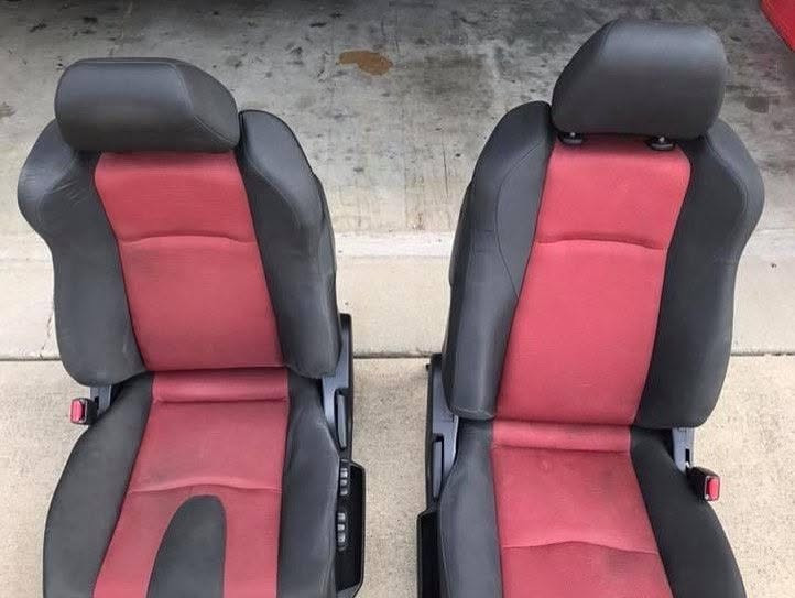 This is the Complete OEM Red laced Interior from my 2007 Nissan 350z NISMO.  The steering wheel does come with the airbag if desired. 
Message me with any questions.


**إذا كنت صاحب هذا الإعلان وتريد حذفه لأي سبب، رجاءا أرسل رسالة إلى الدعم الفني**