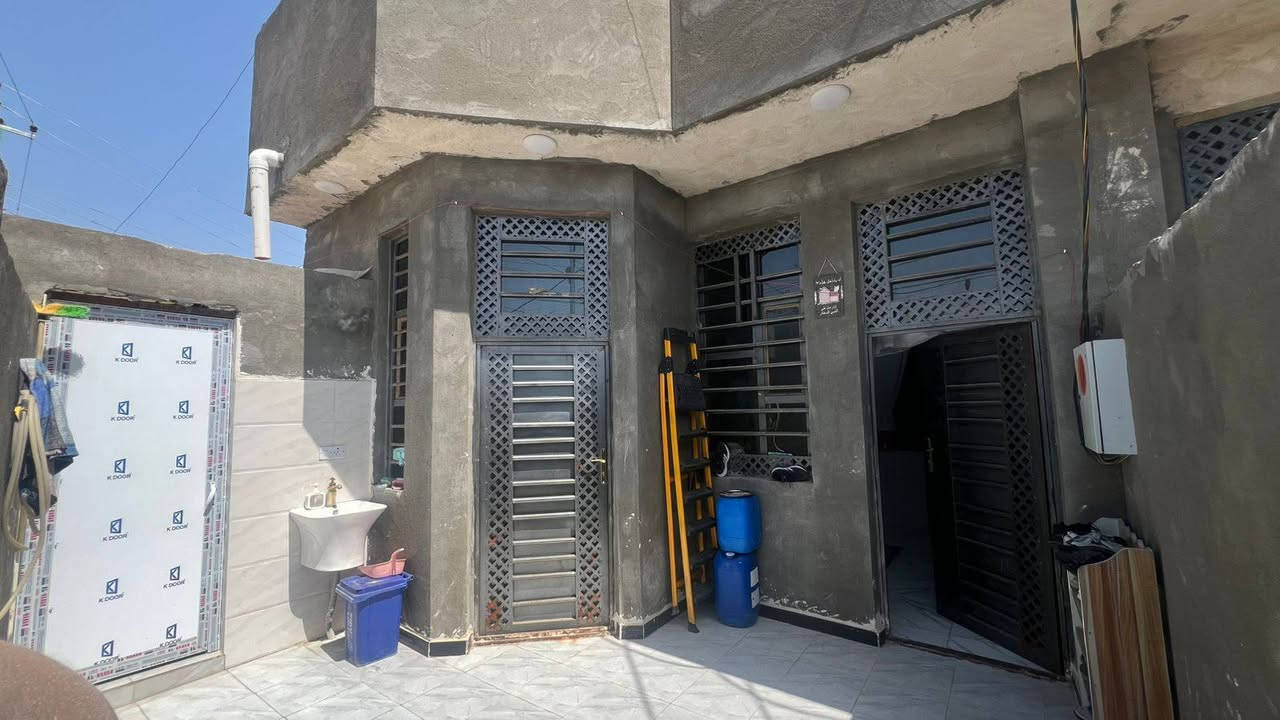 سلام عليكم 
بيت للبيع كلش مرتب مساحه 120 قاطين عشارع وجه يم الحريه بي 3غرف وحده جوه زثنين فوك فوك وحده كامله وثانيه بعدهي صحيات فوك وجوه دونيه مطبخ ***********. السعر 65
