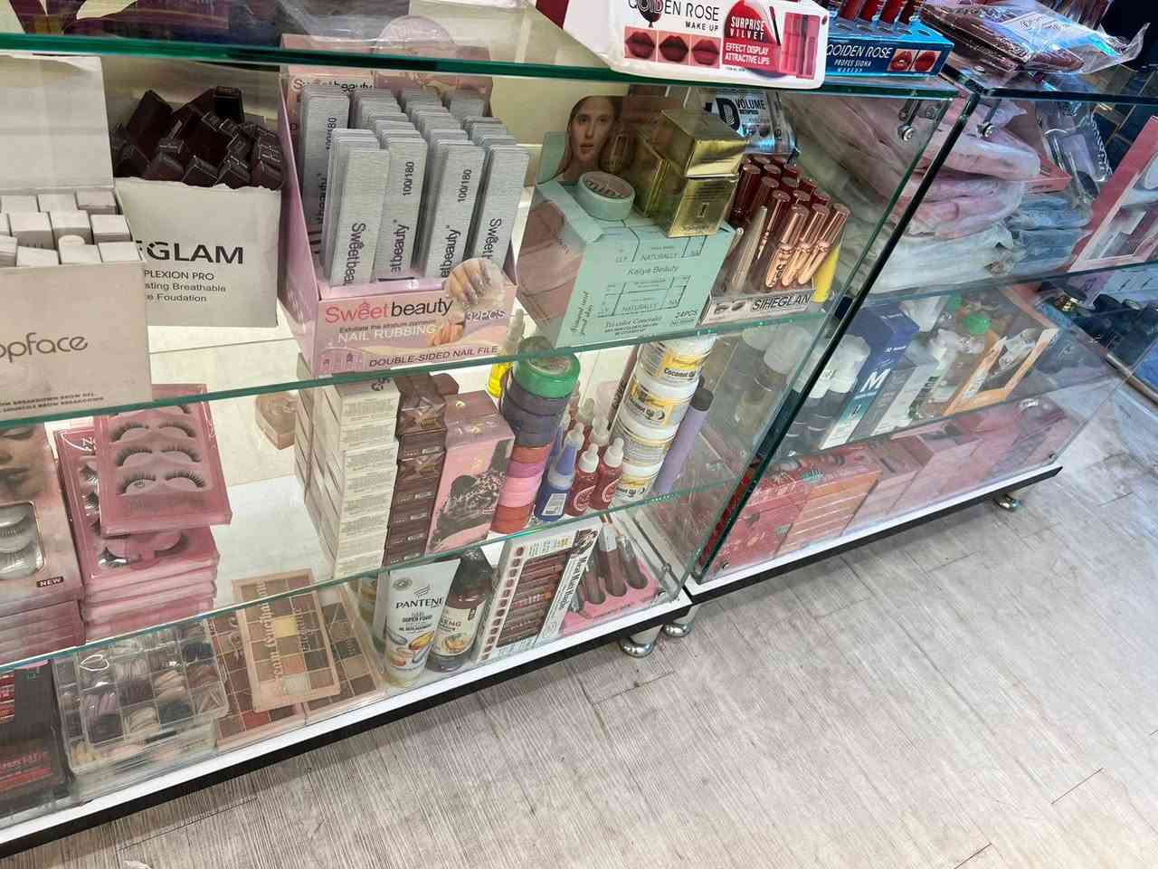 فاترينة جام مستخدمة اقل الشهر نضيف جدا
العدد ٣ 
سعر الفاترينة 100 الف 
المكان شارع فلسطين 
الرقم ***********
