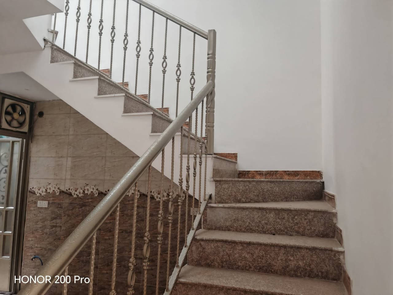 سلام عليكم يوجد بيت للايجار المساحه ١٠٠م في منطقه المنصور الداوودي يحتوي على صاله كبيره ومطبخ وصحيات وغرفه نوم والطابق الاول عل غرفتين نوم وصحيات وسطح شارع عريض منطقه هادئه للاستفسار الاتصال على الرقم *********** او *********** مكتب اليقين للعقارات بغداد
