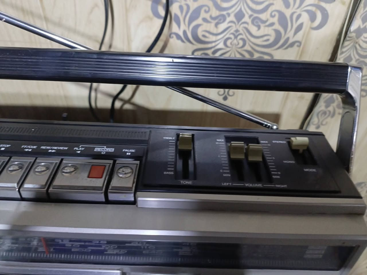 للبيع 
راديو مسجل ناشيونال بانسونك 
(RX-5100T) ياباني المنشأ إستيراد مؤسسه بدايه الثمانينات راديو 4 موجات بدون fm,,نظافه عاليه جدا مقارب للجديد نقص الكارتون فقط،مع الكاسيت وگيبل التوصيل الاصلي ..شغال وبحاله ممتازه.. للاستفسار(***********)
متواجد واتساب ماسنجر،،يوجد توصيل 
((السعر مراسله الصفحه))
ملاحظه..متوفر جهازين نفس النوع والنظافه
