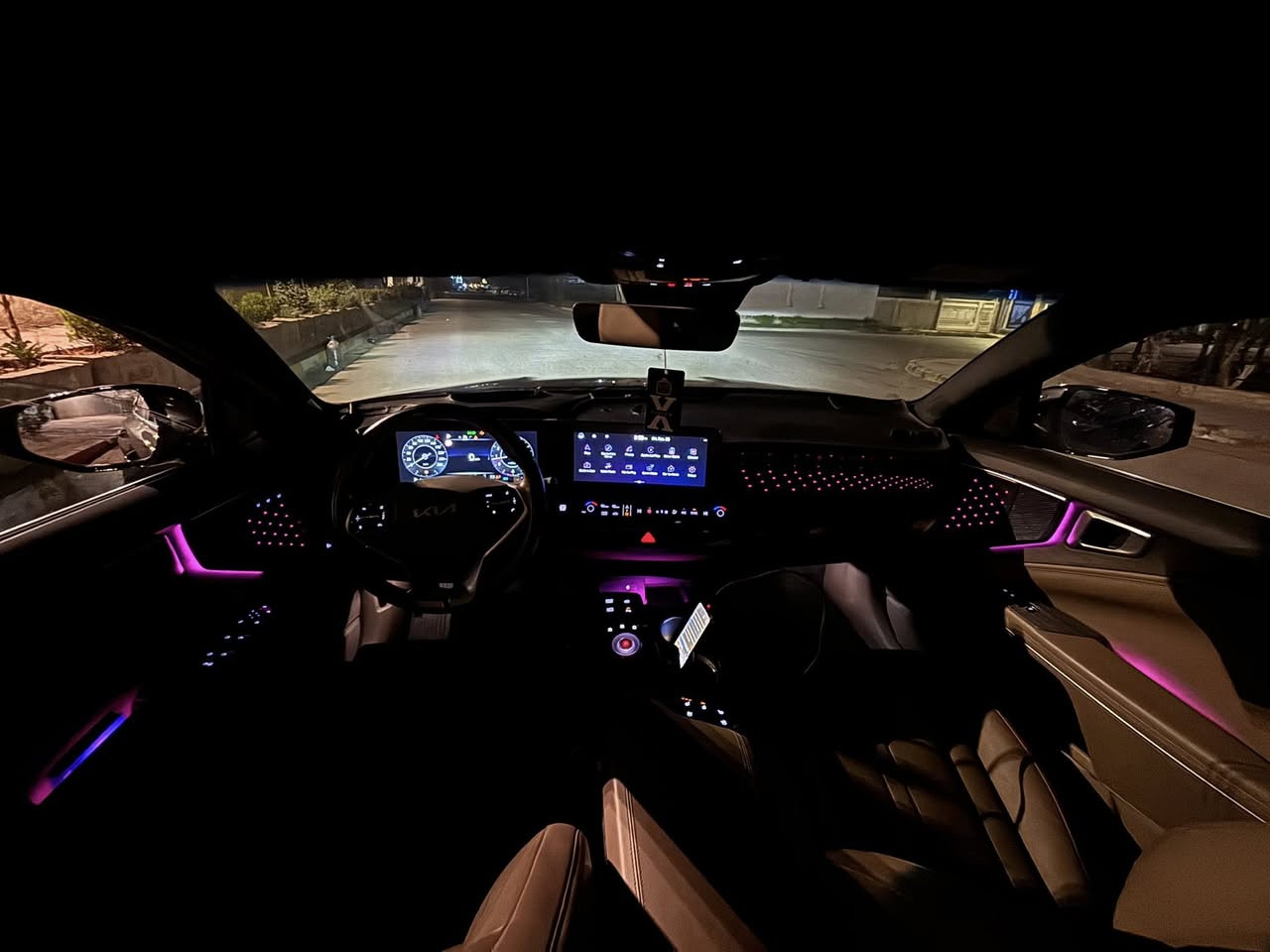 السلام عليكم
كيا كادنزا k8 للبيع 
موديل 2024 السيارة زيرو ماشية 11 الف كيلو 
وارد كوري بانزين محرك 2500تنفس طبيعي بانزين عادي بدون دوانز
 السيارة فول 1/1 فقط عدى الفتحة مواصفاتها 
تبريد تدفئة كشنات امامية خلفية 
دتچال عداد كيلو متر مع الردايو بالجامة الامامية
هيتر ستيرن 
اوتو هولد 
درايف مود ايكو نورمل سبورت 
انارة داخلية دشبول مع ابواب السيارة مثل ماوضح بالصور انارة شركة مو عمل 
مري شفط 
نقطة عمياء وكامرات 360 درجة مع الرادرات
تشغيل عن بعد مع D و R عن طريق البصمة 
شحن لاسلكي مع مروحة
كشنات حاضنة بالمود السبورت 
الكراسي السايق والسكن كهرباء وكل الوضعيات 
خزن ميموري 
وباقي المواصفات معروفة مايحتاج تنذكر 
السيارة مامرقمة وتترقم جميع محافظات العراق 
السيارة حادثها فقط دعامية امامية من جوة وتبدلت نفس لون السيارة لا شاصي ولا بدنة ولا براكيت فقط الدعامية وبيها مكانين بارد رصعتين اثر نقل وصبغتهن ؏ الرصعة حتى السيارة متنشز بالتكحيل 
سعر السيارة 215$ وبيها مجال للطيبين
الرقم ***********
*********** واتساب 
مكان السيارة بغداد حي الاعلام.
