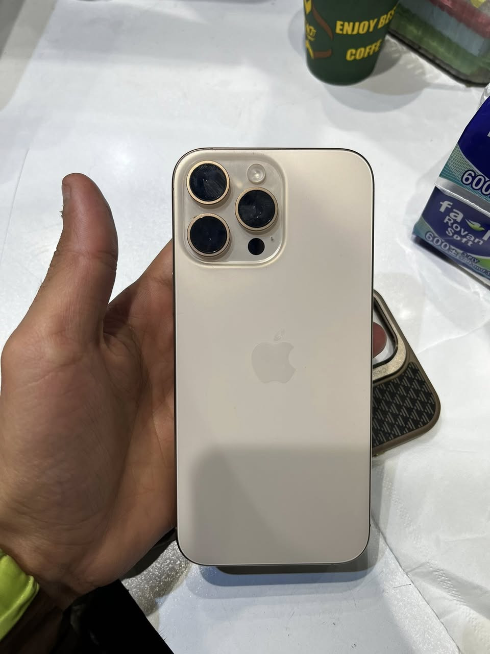 سلام عليكم 16 برو ماكس ذاكرة 256 مكفول بطارية مثل ماموضح بالصور٩٧ مكفول من الشخط والضرر  تواصل *********** غير متواجد بالماسنجر .
