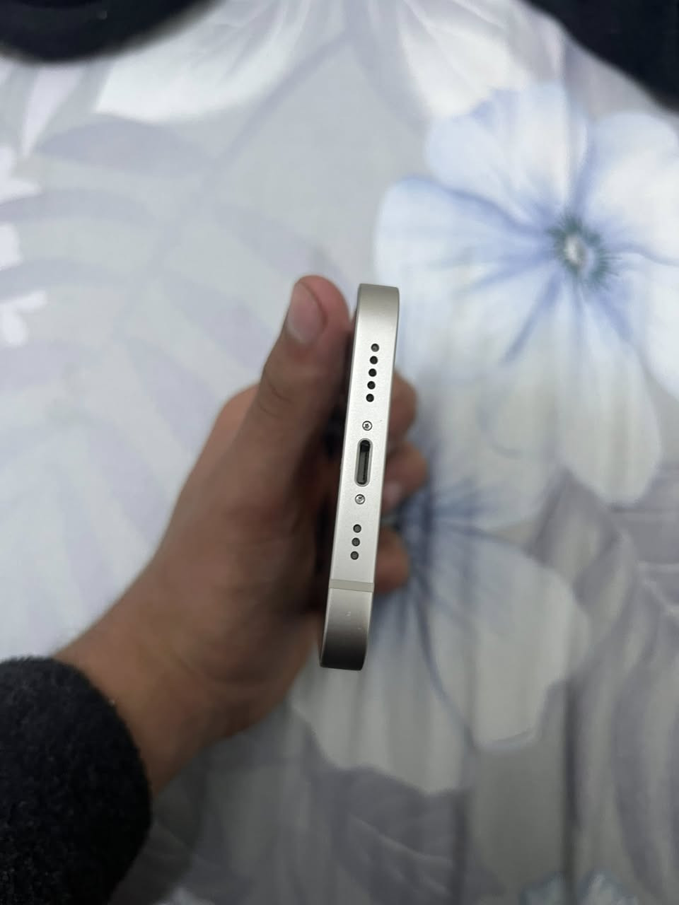 سلام عليكم ايفون 13 عادي مستعمل صارله 6 تشر بعده بضمانه كارتونته موجوده بطاريه 92 نضافه فول مكاني بغداد تواصل وتساب *********** السعر 490
