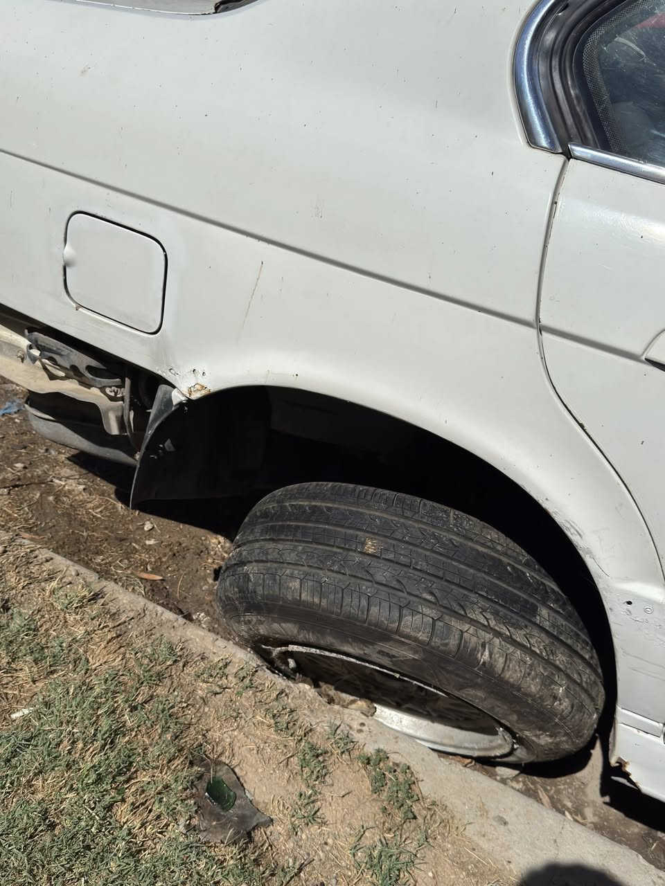 السلام عليكم دفع الله ماكان اعظم
عندي bmw525 مكينه مفتوح سويت بيها حادث دعمت تيل مثل ماموضح بل صور جاملغ وشاصي صفحه يمنه وتاير خلفي نعوجت بي طوبه 
صندوق 
جاملغات خلفيه 
بوب السيار 
نظيفات 
قماره صار بيها طعجه بسبب كيبل وكع عليها 
قماره بدون صبغ 
سياره مصبوغه حزام 
سياره مكينتها نظيفه بس بيها كيس مال مكينه نفطر من نضرب بل رصيف 
داخل سياره كله نظيف وشغال عندي بس دشبول من صفحه حادث ندفع شويه لان جامه اماميه نكسرت 
تايرات بس واحد نظيف 100‎%‎ بقيه بيهن كسور وعندي واحد تفلش 
جامه اماميه متفلشه 
جامات 4 كهربات وسنتر لوك شغال 
غراضها موجوده وموضحه بل صوره
اريدها 28 وبيها مجال 
***********عبدالله
