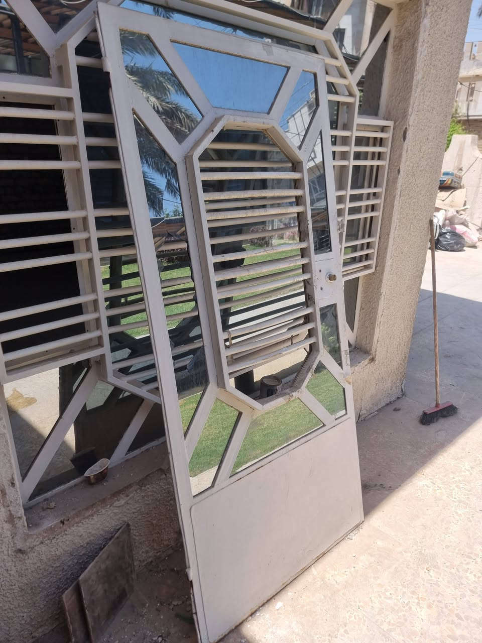 السلام عليكم
باب مستخدم بحاله جيده 
الطول متر و٩٥ والعرض ٩٥ 
السعر125
مكاني بغداد 
 للتواصل ***********
