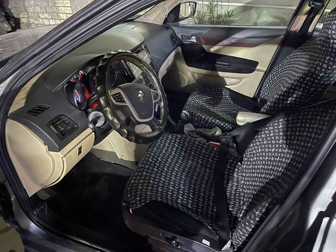 سمند دنا موديل 2018 مكفولة ماشية 136 صدر جديد تبريدها ثلج كشنات كهربائية حساسات السيارة جديدة بس يحتاجلها تبديل كور سعرها 45 وبيها مجال
***********
