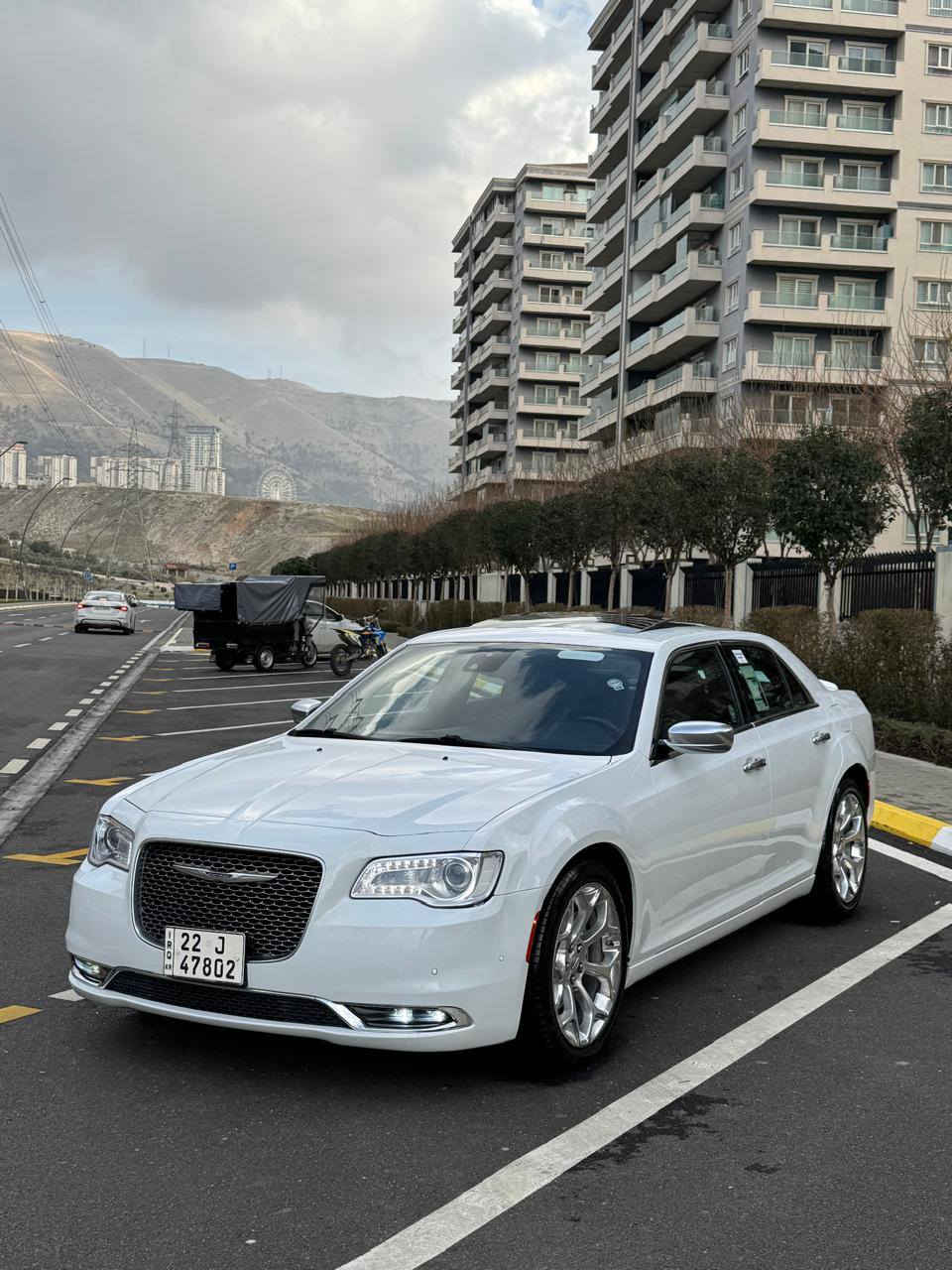 سلام عليكم سياره اوباما موديل 2017 C بلاتينيوم اعلي فئه بل اوباما يعني غني عن تعريف مواصفات سياره مكفوله كفاله عامه من كل شي سياره خليجي سفر شركه هارلم  كلين تايتل مع ختم انترتريك 
رقم ☎️ ***********
مواصفات سياره C /platineom
شاشه كبيره + تشغبل عن بعد 
كامره خلفي دواره +حساس خلفي 
كشنات امامي كهرباي + تتفيه تبريد 
مكان كلاصات حار 🌶️ +بارد 🧊 
كشن امامي مع استيرن خزن ميموري 
استيرن كهرباي مع نضام خزن كشن سايق
كشنات بقلاوه بلادي + خلفي تتفيه
داخل صاج بلادي
شفتات استيرن مع تحكم كامل 
مرايه قلاب مع بك
 حساس خلفي 
لايتات بخ دواره مع استيرن 
ويل 20 بلادي / بلاتينيوم
يدات نيكل مرايات نيكل ويل نيكل  /نوع مات بلاتينيوم
سكف بانوراما فتحتين بل سكف
سستم سماعات    harman/kardon
محرك 5700      V8
سياره ماشيه 61mli
يعني بلاتينيوم غني عن تعريف مواصفاته بعد بيهه مواصفات فول فول واحد علي واحد 1️⃣  سياره جديده دينار مبي مصرف اربع4 تايرات جديد حداديه جديد 🆕 
هزه رقم سنويه كله جديد بسمي 
 سياره كارتون لوك مكان سياره سليمانيه 
شراي يخابر يدلل رقم هاتف ☎️ ***********
