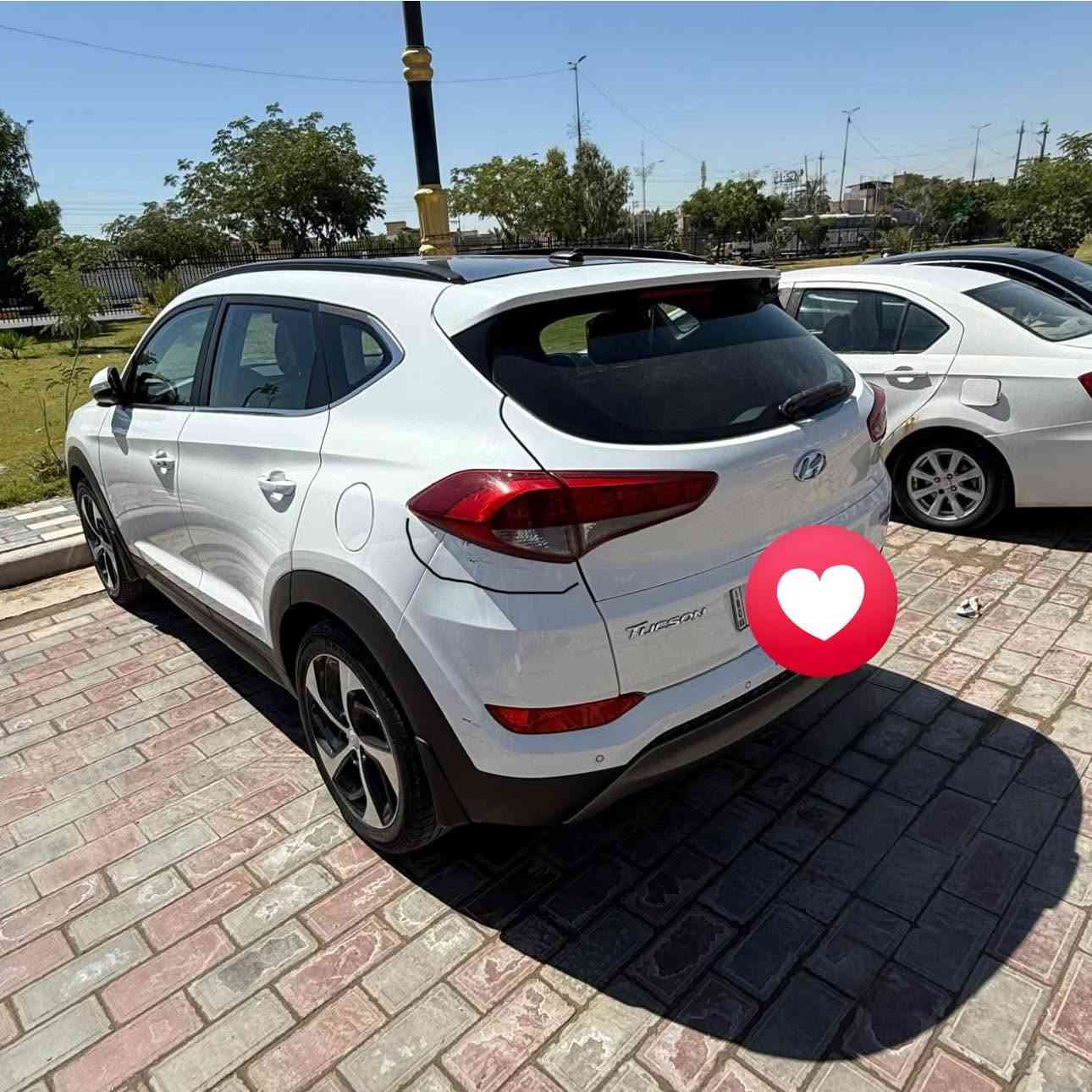 السيارة فور ويل خليجي جيكي استيراد خاص
محرك 2400
كير 9 نمر 
مري شفط 
تبريد تحكم جهتين 
كشن كهرباء 
بانوراما  
السيارة ماشية 140 ألف كيلو 

وهواي بيها مواصفات بعد 
السيارة مال جناي نظيفة جداً 

بيها بارد 3 مكانات بسيطه موضحه بالصور ( مأشر عليهن)

الشراي يتصل 

مكاني كربلاء
***********
