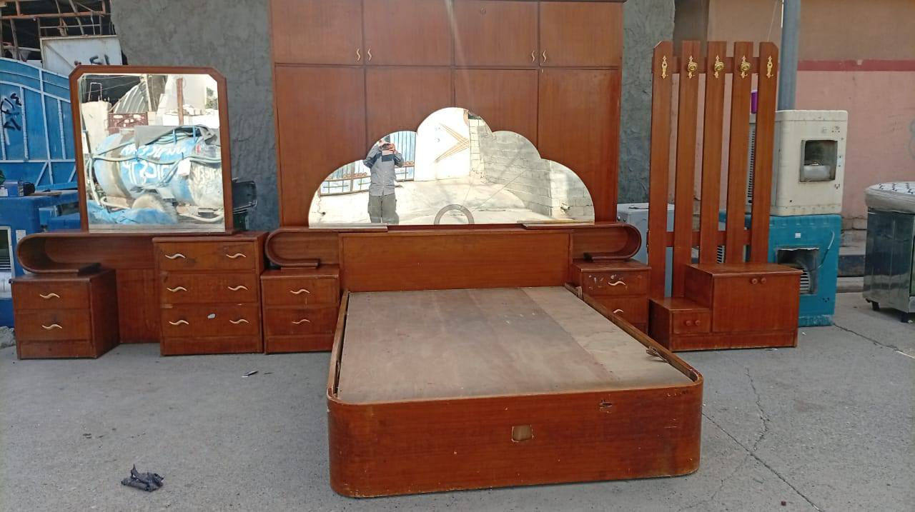 غرفه نوم للبيع السعر 300 وبي مجال المكان حي العروبة اتصال على رقم ***********
