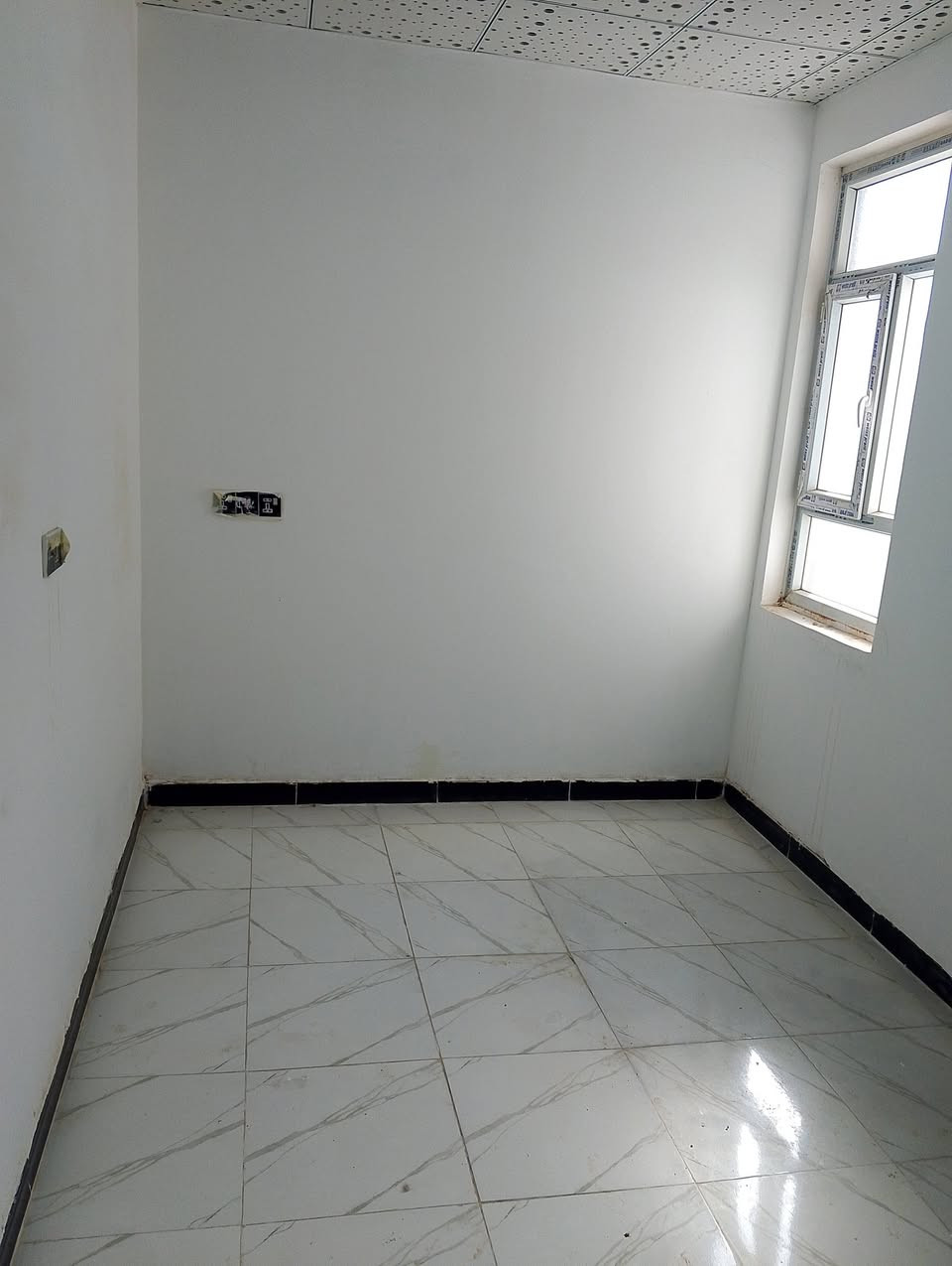 دار للبيع او مراوس في حي النداء شارع قصابيه الميالي منطقه ال55قريب الشارع 50متر مربع طابقين كونكريت بناء جناي بسمي مباشر استقبال ومطبخ وصحيات وفوك غرفه وصاله وصحيات السعر 65 تفاصيل ***********
