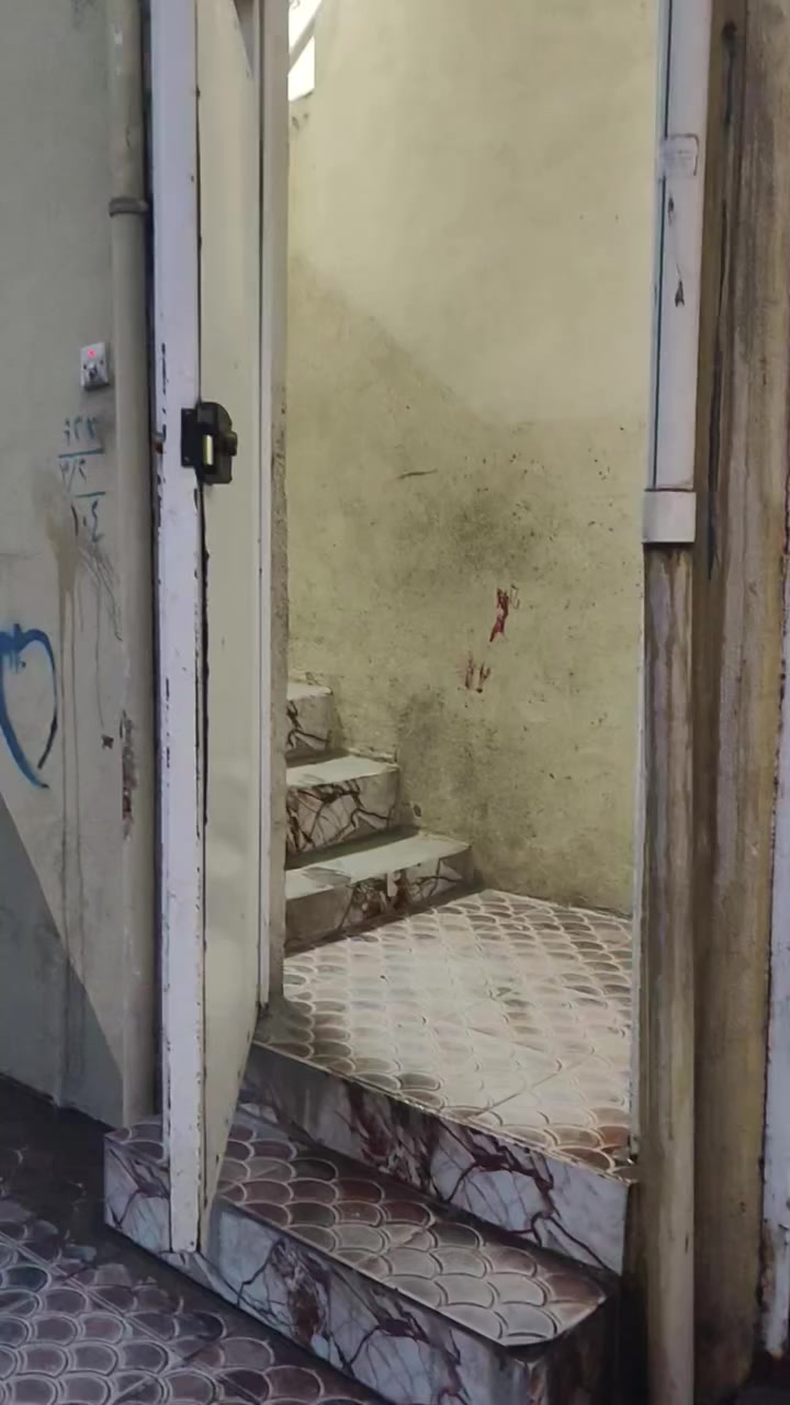 شقة طابق ثاني لليجار بين سوق النبي وشارع المركز  100 متر 
***********
***********
