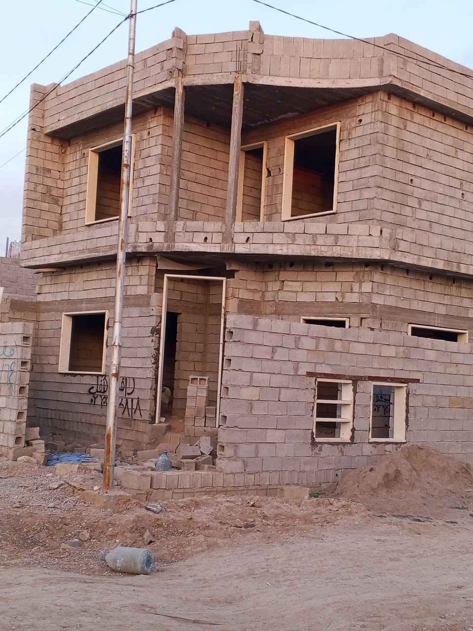 هيكل للبيع بحي بدر يم مقابيل الجسر المعارص بشارع الصب شوي جواا  ماي وكهرباء واصل تغريبن طاقين 200م ركن ***********زائدن بير

