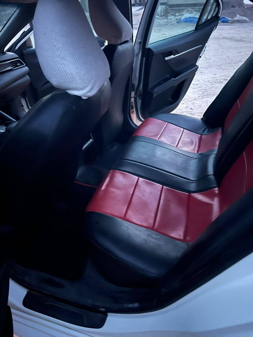 سلام عليكم تيوتا كامري موديل 2019 وارد أمريكي فئه LE الحادث مالتها الجاملغ الخلفي شبر بل هلال  جاملغ امامي وشبر من الباب سنويه لل 29  محرك وكير كفاله عامه الاستفسار والاتصال ***********
