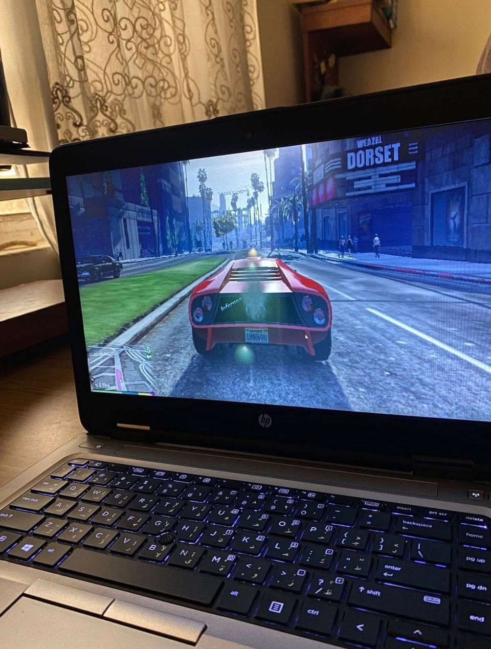 لابتوب HP - أداء قوي وشغل هندسي وألعاب

للبيع جهاز HP بنظافة عالية ومواصفات ممتازة، يجمع بين القوة والسرعة، ومناسب جداً للمصممين والطلاب واللاعبين.

بسعر مناسب (235الف )دينار قفل 

ليش هذا الجهاز هو الاختيار الصح؟

• بطارية قوية: توفر لك شغل من 8 إلى 10 ساعات (حسب الاستخدام)، يعني تخلص يومك بدون ما تشيل هم الشحن.

• ⌨️ كيبورد ضوئي: لوحة مفاتيح مضيئة (Backlit) تساعدك بالشغل بالليل وبإضاءة مريحة جداً.

• منافذ حديثة: يحتوي على منفذ Type-C، ومنافذ USB متعددة، وفتحات ربط الشاشات الخارجية (VGA & DisplayPort).

تشغيل الألعاب والبرامج:

الجهاز مواصفاته قوية وتكدر تشغل عليه:

• الألعاب: يشغل ألعاب مثل PUBG و GTA V وغيرها من الألعاب المشابهة بأداء مستقر.

• البرامج الهندسية: مثالي لبرامج التصميم والرسم الهندسي مثل AutoCAD وبرامج الـ Office والتدريس والعمل المكتبي.

💾 المواصفات الفنية:

• المعالج: Intel Core i5 (الجيل السادس) - أداء سريع ومستقر.

• الذاكرة (RAM): 8GB DDR4 - سرعة ممتازة بمعالجة البيانات.

• التخزين: SSD فائق السرعة - الجهاز يفتح ويشغل البرامج بلحظات.

• الشاشة: 14 بوصة بوضوح ممتاز ومريحة للعين.

✨ ملاحظات:

• الجهاز نظيف جداً وبحالة ممتازة (بدون أي نواقص).

• الملحقات: (شاحن أصلي / حقيبة /).

للتواصل خاص


**إذا كنت صاحب هذا الإعلان وتريد حذفه لأي سبب، رجاءا أرسل رسالة إلى الدعم الفني**