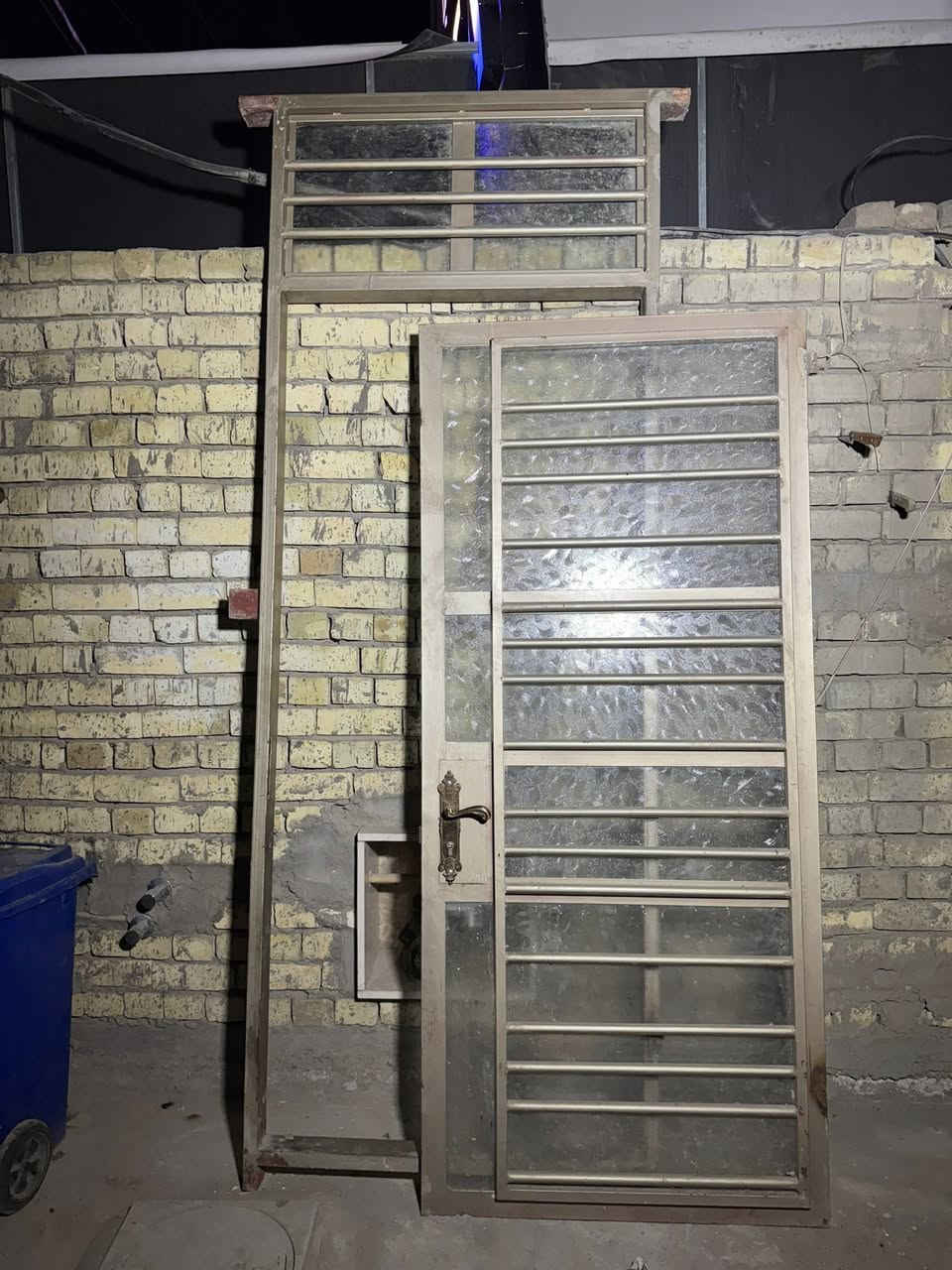 للبيع باب مع شباك وباب وحدة عمل تزكام***********
