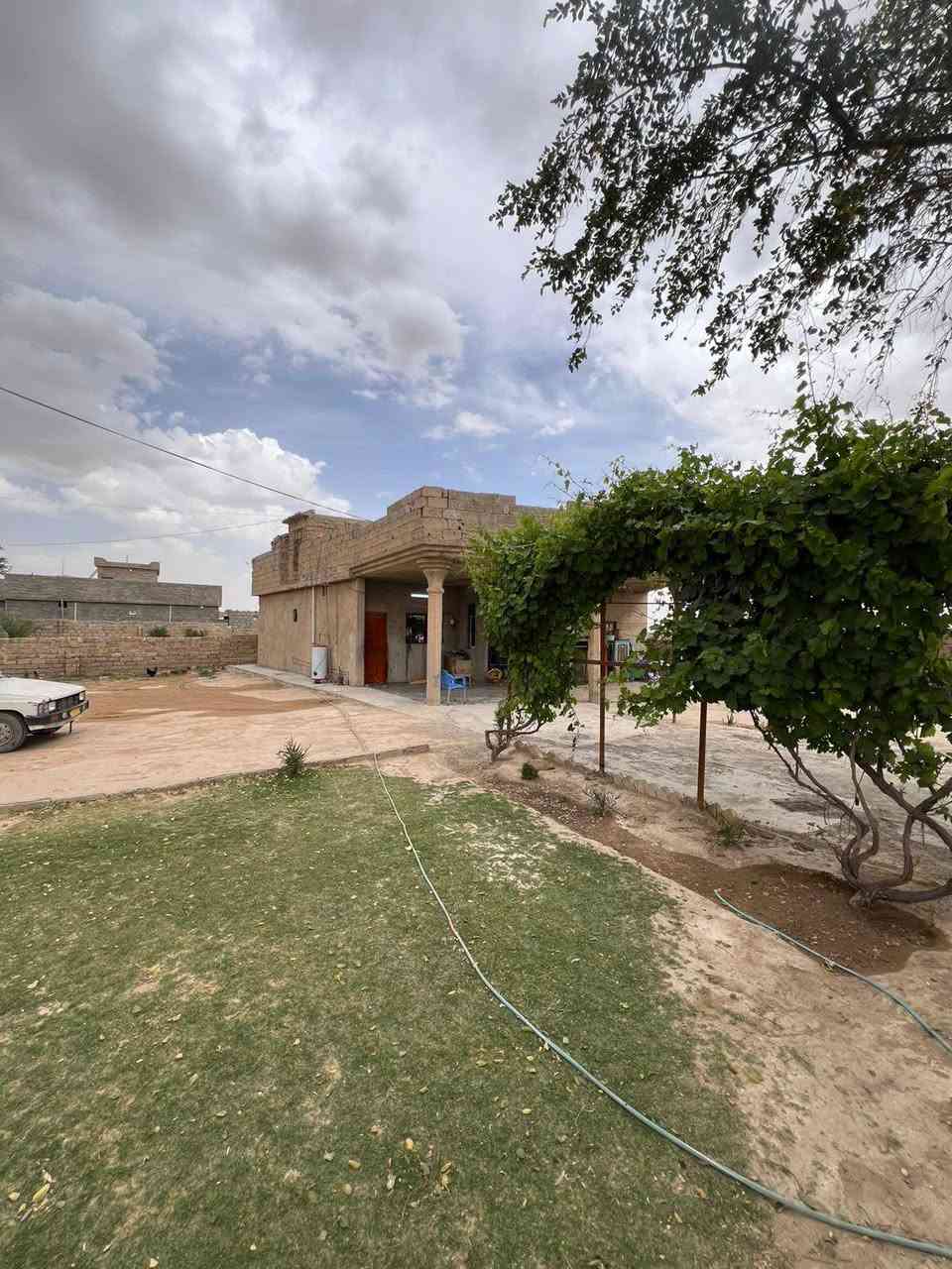 السلام عليكم بيت للبيع بدايت تل ابو جراد البيت مكون من غرفتين وستقبال وحمام داخلي كليدور ومسلك ومطبخ البيت يرادلع تعديل شي بصيط مي وكهرباء وخير من الله الكاع طابو زراعي بسمنه)السعر 15 وبي مجال شي بصيط  للتصال (***********)
