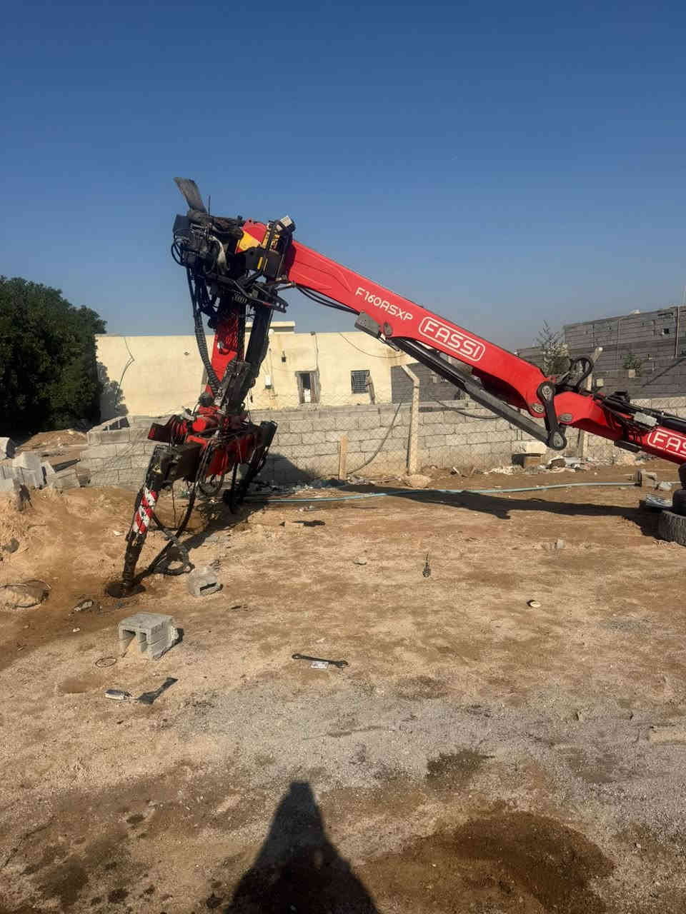 سلام عليكم كرين فاسى  للبيع حجم 160 ليفر حفار موديل 2013 
كرين جديد للاستفسار ***********
