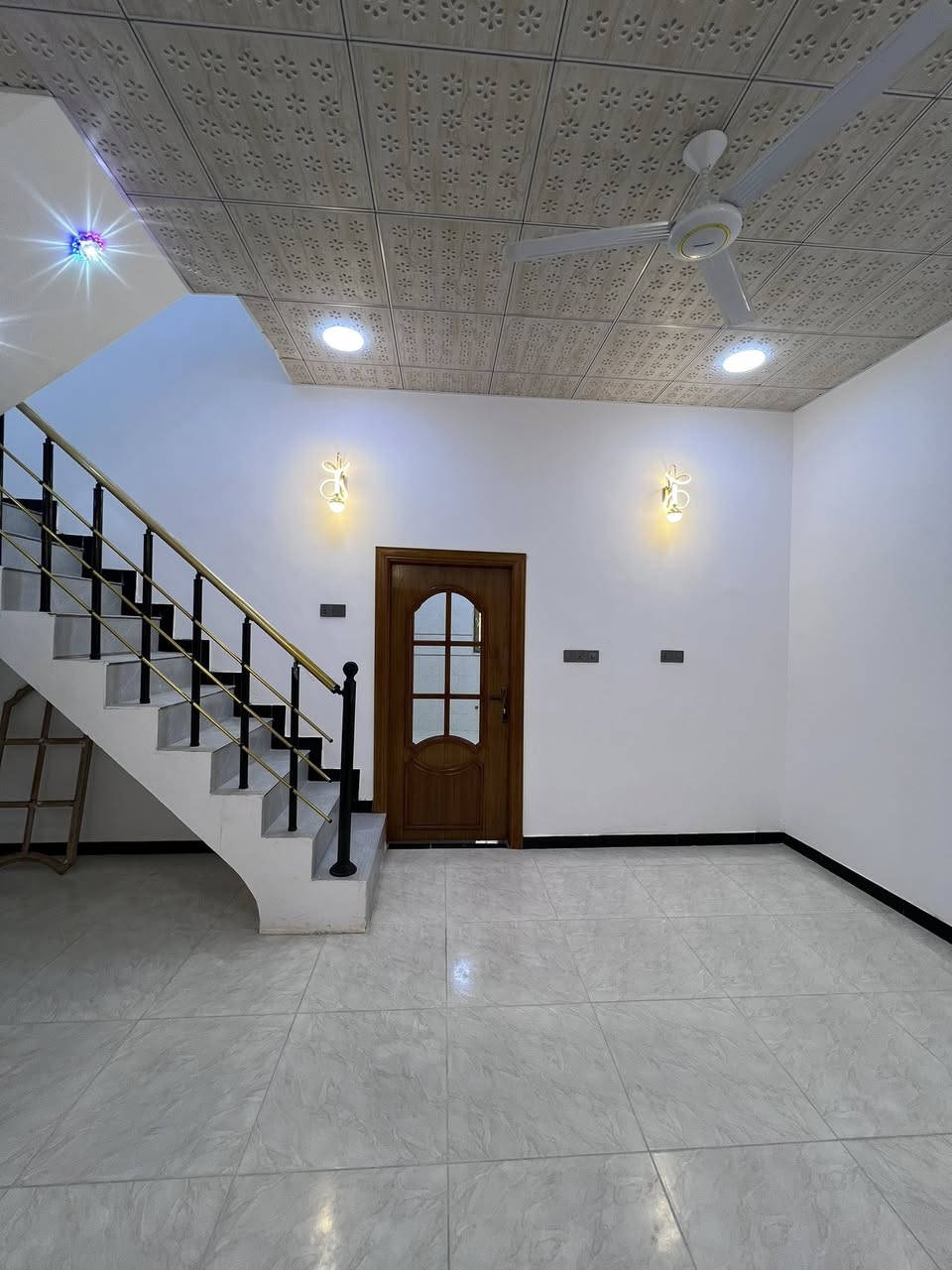 دار سكن للبيع 🏠
تستلم دارك عند المكاتبة مفتاح 🔑
تصميم مميز ملكي ( أكيد أجمل من التصوير )
#المساحة :: 120م 
الدار يقرب من السايدين الداخل 300م
#العنوان :: إبي الخصيب - الصنكر - قرب مازن سنتر .
#يحتوي :: كراج . استقبال . مطبخ . صحيات خارجية .
صالة . درج . صحيات داخلية . غرفتين منام . مناور .
…………….
ملك صرف زراعي عراقي نموذج 25
…………….
#السعر_المطلوب :: 77 مليون قابل للتفاوض .
…………….
#علماً / دار ثاني بجوار هذا الدار جاهز وبنفس التصميم .
……………
#للأستفسار :: ***********
