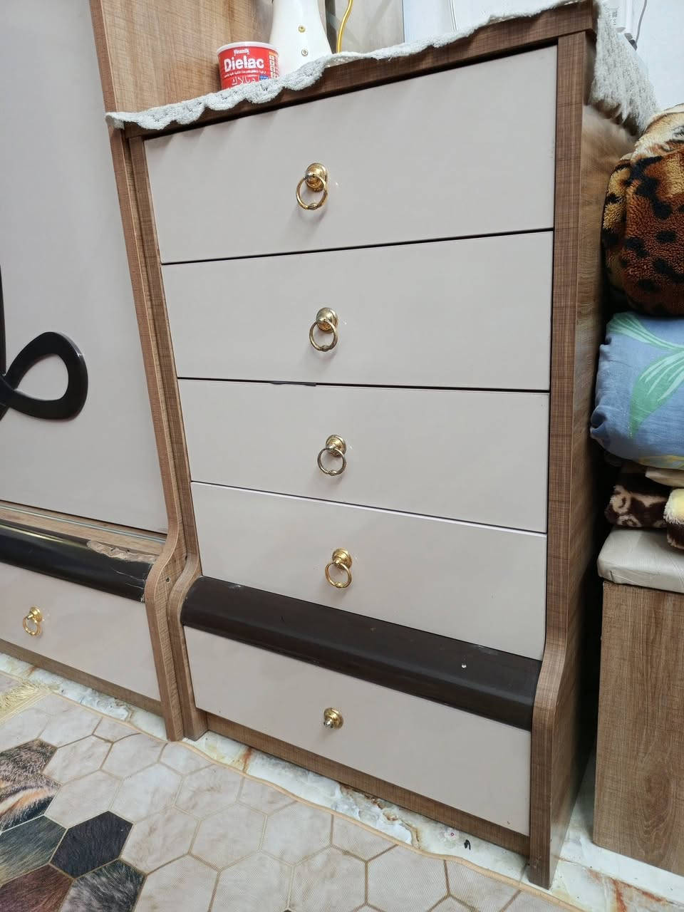 السلام عليكم غرفة للبيع تركي خشب ايطالي قوي الغرفة من الدرجة الأولى 9قطع المكان بغداد تقاطع النهروان الاستفسار الاتصال على الرقم ***********
