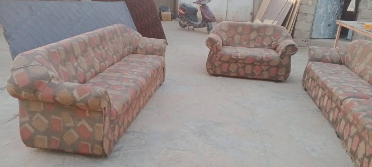 ديوان مستعمل ٩ امتار ١٥ نفر مستعمل نظيف مابيه اي ضرر 
السفنج زين منازل والقماش مابيه اي ضرر شغل تزكام 
استفسار ***********
