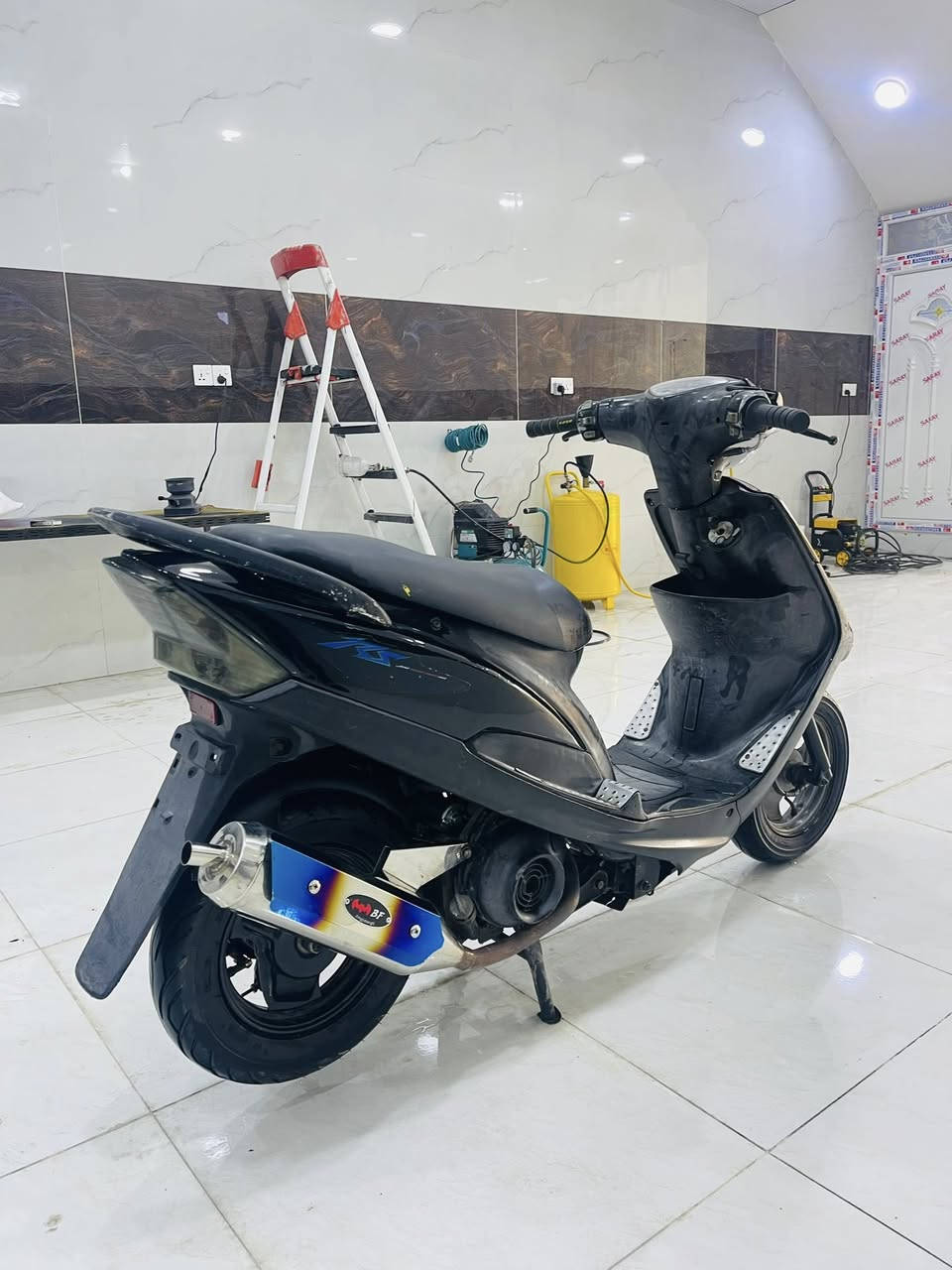 سعرها 650 وبيها مجال 
ماكس عدلة  2003 شلعة ومعدل تشك الكاع
مكينة  ما مفتوحة  على البلاد وشرط الفحص وين ما يعجبك تفحص افحص وخرسة الدراجة 
وكلها مختمة منطول الطول 
كله شغاله اي نقص ما بيها اوراق كاملة ومنفيس 
سلف كهربائيات منطول الطول كلهن شغالات 
دراجة حلوه ونضيفة وكاملة مكملة  
العنوان/ ميسان  / مغربة
اتصل : ***********
