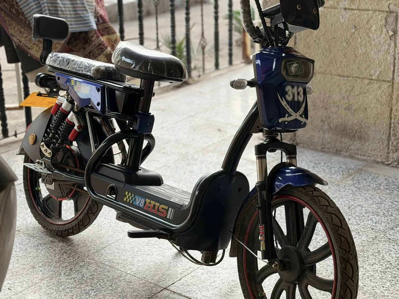 السلام عليكم للبيع دراجه شحن ٤ بطاريات مديل ٢٠٢٤ نضيفة مابيها نقص غراضها كامله ستاند تعليك وسلة أمامية السعر ٣٠٠ وبيها مجال حك الجية العنوان الشعب حي الأصلاح ***********
