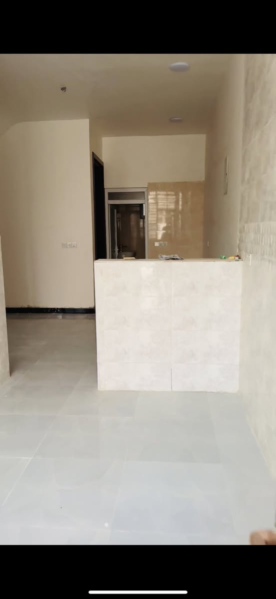 بيت للبيع  مساحه 100 متر واجهه 6.25 بحي دجله مربع ثاني بشارع 25 جديد زيرو طابقين وبيتونه يحتوي على 3 غرف نوم كبار وصاله كبيره وهول داخلي كبير ومطبخ وخدمات للاستفسار ***********
