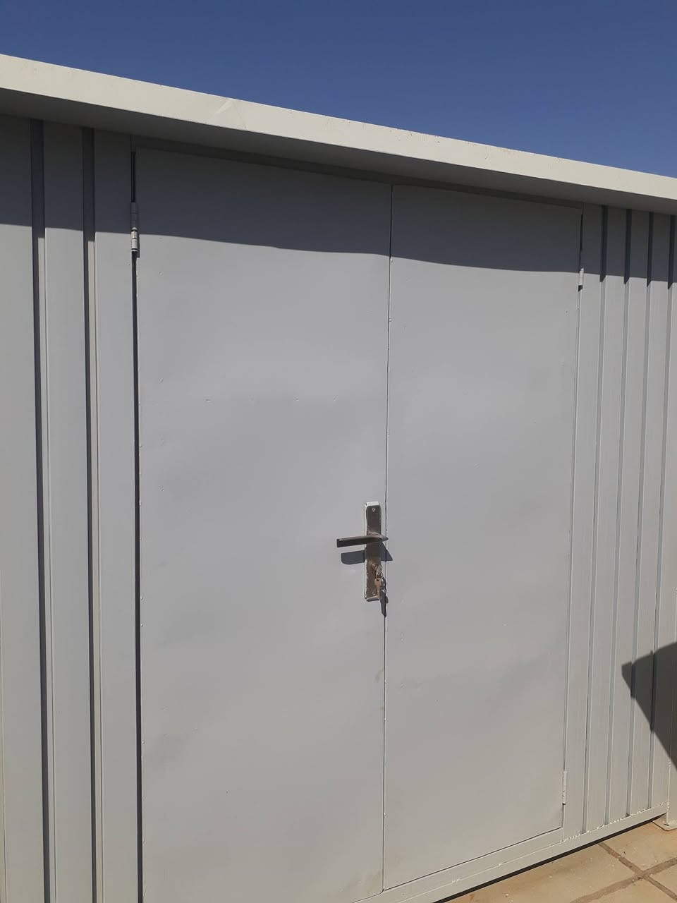 حدادة وعمل سقايف  وابواب سلايت  و عمل غرف سندويج وغر ف كيربي درجة اولى  ***********
