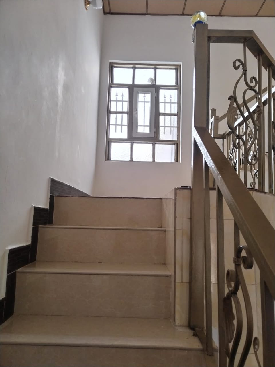 مشتمل للبيع مساحته ١٢٥ متر
طابق واحد فقط غرفه وصاله واستقبال  وحمام ومطبخ كراج بيتونه جبيريه الثانيه قرب جامع أحمد ابن حمبل السعر٦٥للاستفسار الأكثر لاتصالات ع رقم***********
