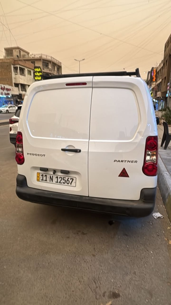 السلام و عليكم
للبيع بيجو بارتنر 
خليجي كفاله عامه
مبدل بيها كير و مكينه مـטּ الشركة
بدون صبغ ولا اي شي
رايدها ب10،000$ و بيها مجال بسيط
***********
مكاني بغداد شارع الصناعة
