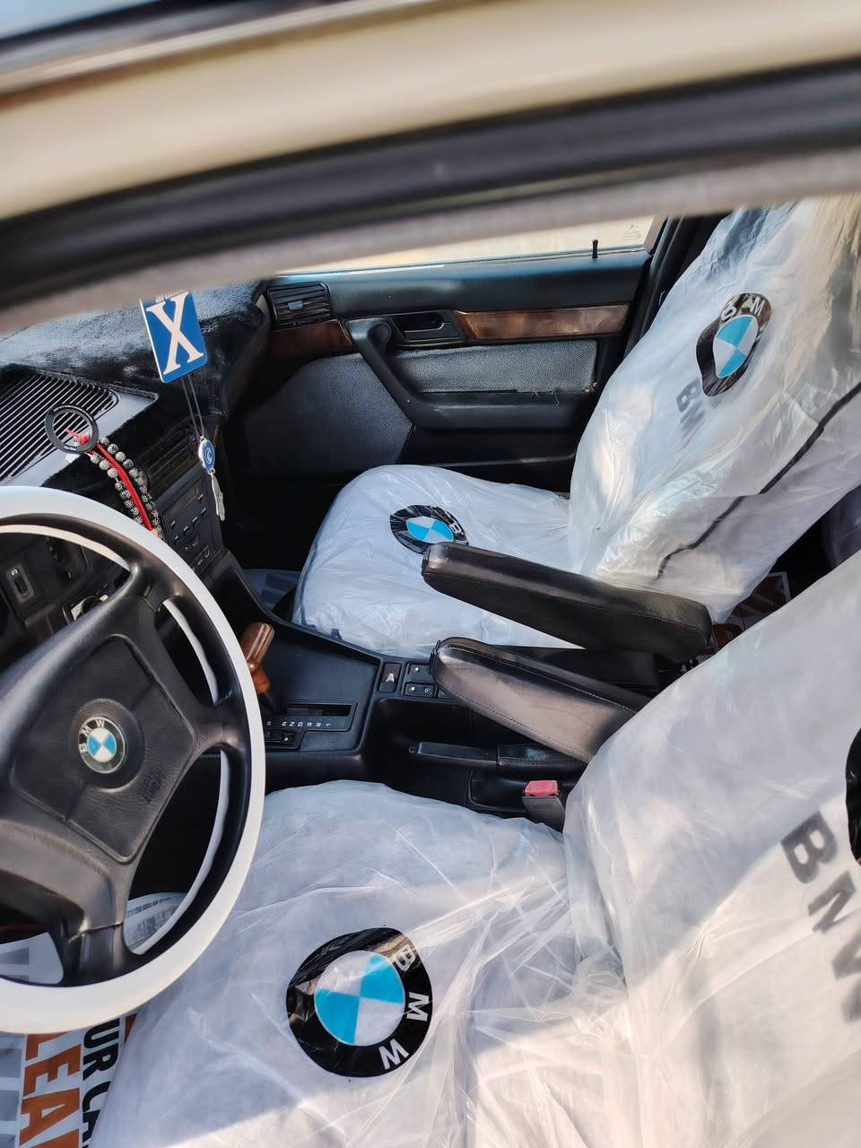 سلام عليكم من رخصت ادم الكروب بيئم موديل واحد وتسعين السياره جديده معنه الكلمه السياره بلاديه بيهه بس الدعاميات مصبوغه تبريد كير محرك تخم تاير كله جديد السياره مال جني رقم اربيل بسمي هزه جديده رقم جديد التواصل علا الهاتف ول سعر خاص *********** حجم السياره 525
