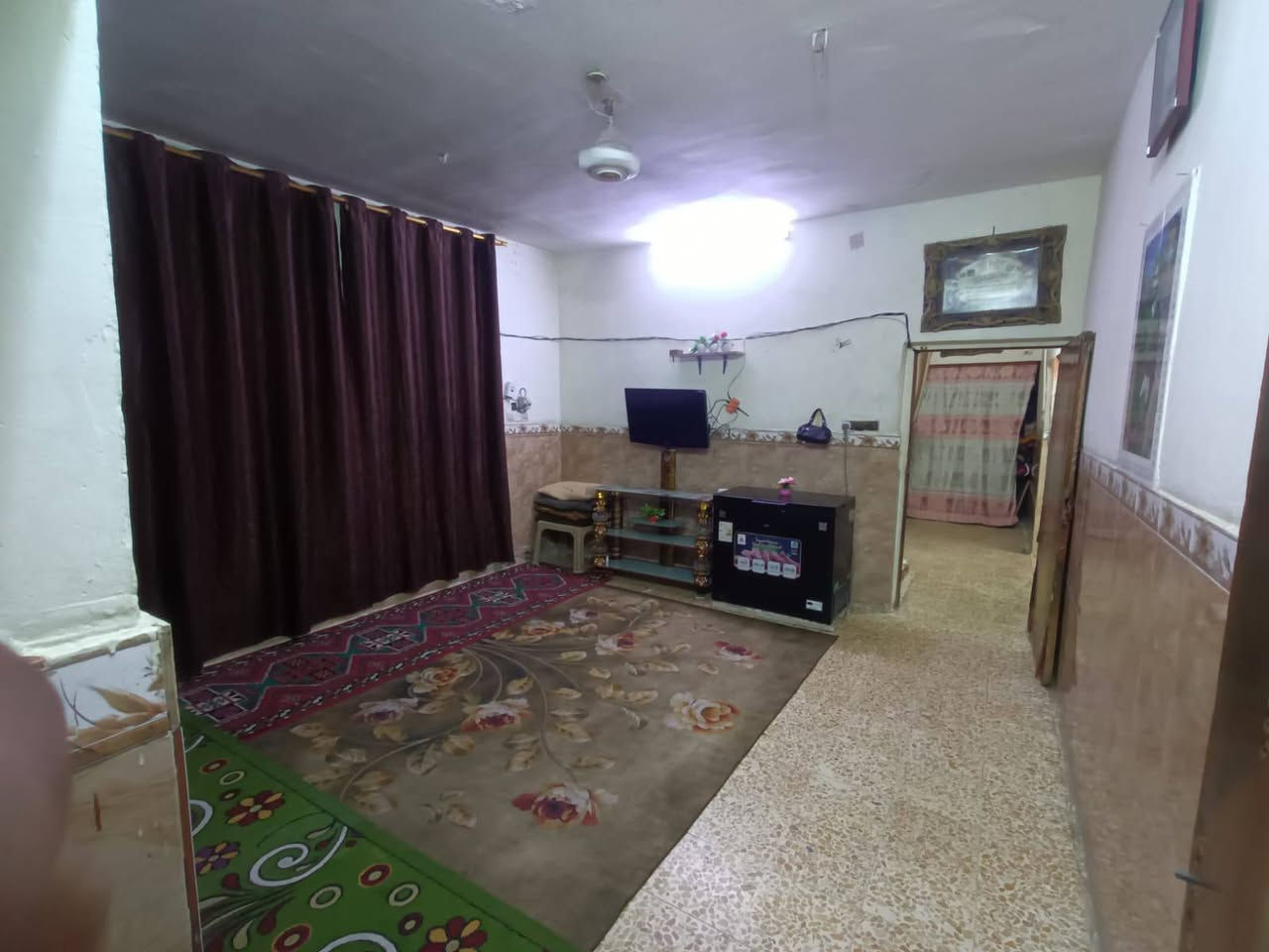 بيت 200 متر قاطين البيت كامل مكمل ما ناقصه لا تعديل لا اي شي بيت مفول دوانيه 7×5جوه غرفه وصحيات وبل خارج هم صحيات وفوك غرفتين ومرمر لبيت صب مسلح وبي محل هم البيت ركن بل الفين بشارع ضياء العتابي للستفسار اتصل ***********
