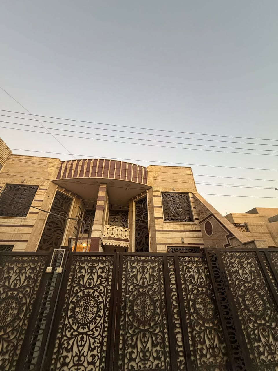 🔹 المساحة: 150 متر
🔹 الواجهة: 6 متر
🔹 يتكون من:
 • 4 غرف نوم
 • صالة
 • مطبخ
 • خدمات صحية

📍الموقع: بغداد – السيدية – مربع الضباط
✨ موقع هادئ ومميز وقريب من الخدمات

شركة أسس للأستثمار العقار :- السيدية - مدخل جامع الصديق 

📞 للاستفسار:
***********
