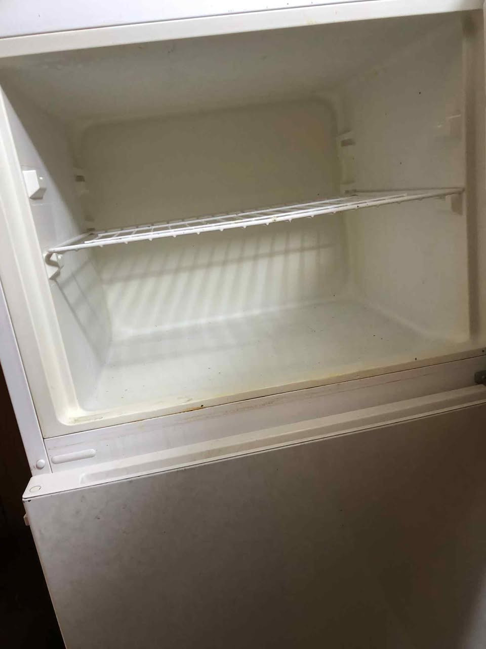 ثلاجة للبيع سعر٢٠٠ وبيها مجال  خاص مفتوح ورقم هاتف***********
