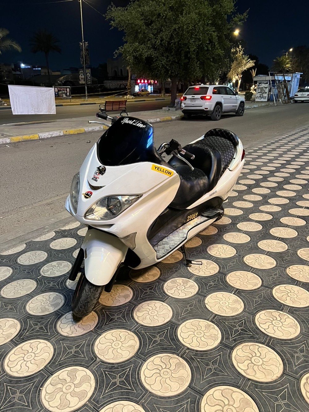 دراجة نارية سريعة وأنيقة بمحرك قوي وتصميم جذاب. لون الدراجة أبيض وتتمتع بحالة جيدة. مناسبة للسير في المدينة أو الطرق الطويلة. المستعملون السابقون أبدوا إعجابهم بأدائها وراحة القيادة بها. تحتوي على عدادات رقمية وحساسات دقيقة لتمكين القيادة بأمان.