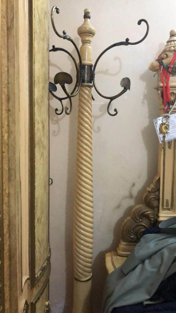 جمعه مباركه غرفه أخشاب مصري متكونه كنتور جربايه ميز مرايه كومديات ميز تلفزيون سعرها مليون وبيها مجال نظيفه مكاني بغداد شعب دور النفط ***********
