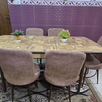 ميز طعام • ٦ مقاعد • قرب ساحة ٨٣