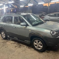 توسان ٢٠٠٩ بدون دواخل بس جاملغ بيها ب٩٠قفل 07730031817