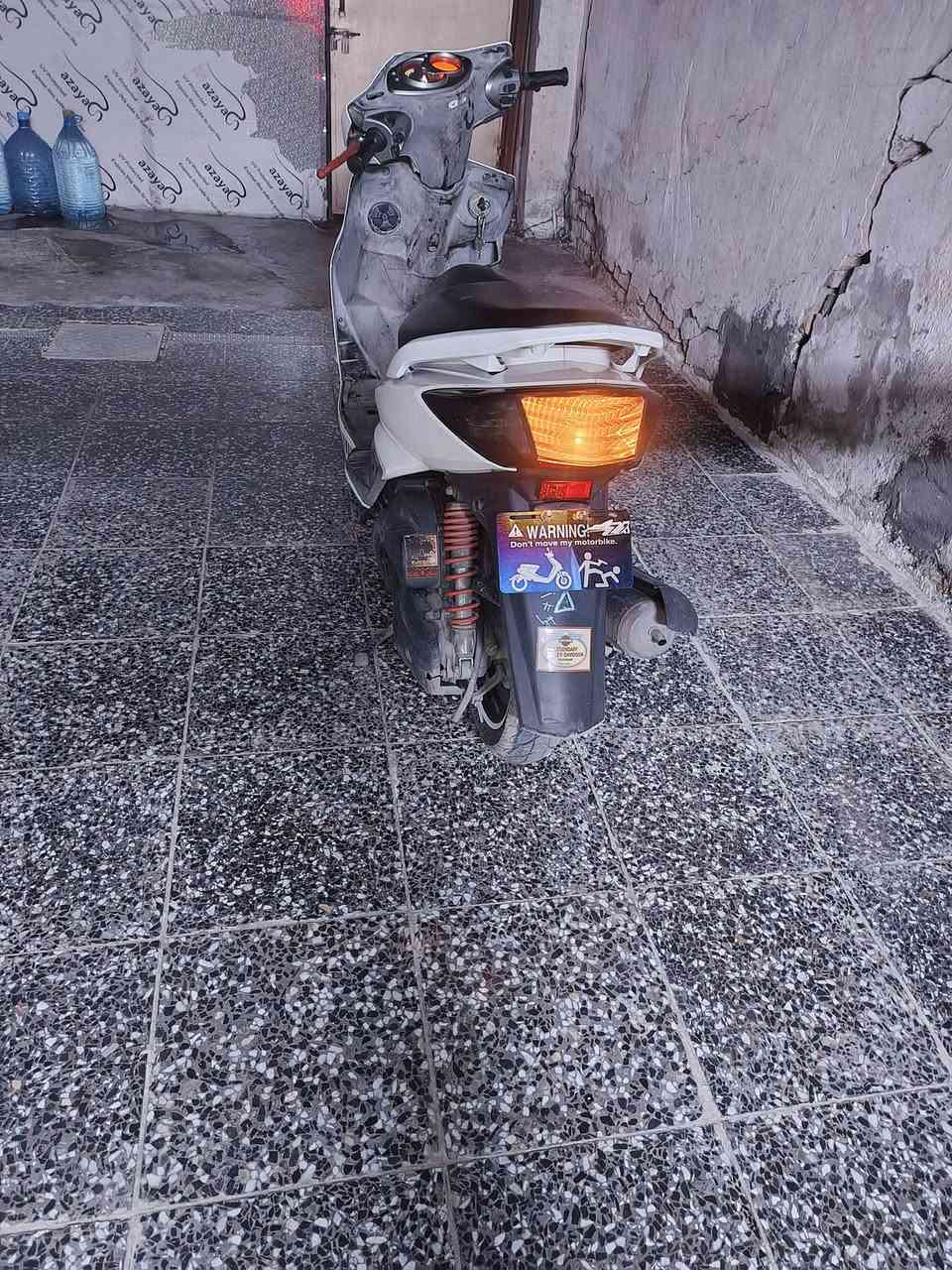 السلام عليكم دراجه سكنس فحل كوري كابريتر دراجه كفالة عامه من كلشي بس يحتاجلها ادامه للكلحات فقط إخوان دراجه مو مال شارع دراجه نزلتها من يدي من الرمبه عنوان ق44 
لاتصال *********** 
السعر 850 وبي مجال
