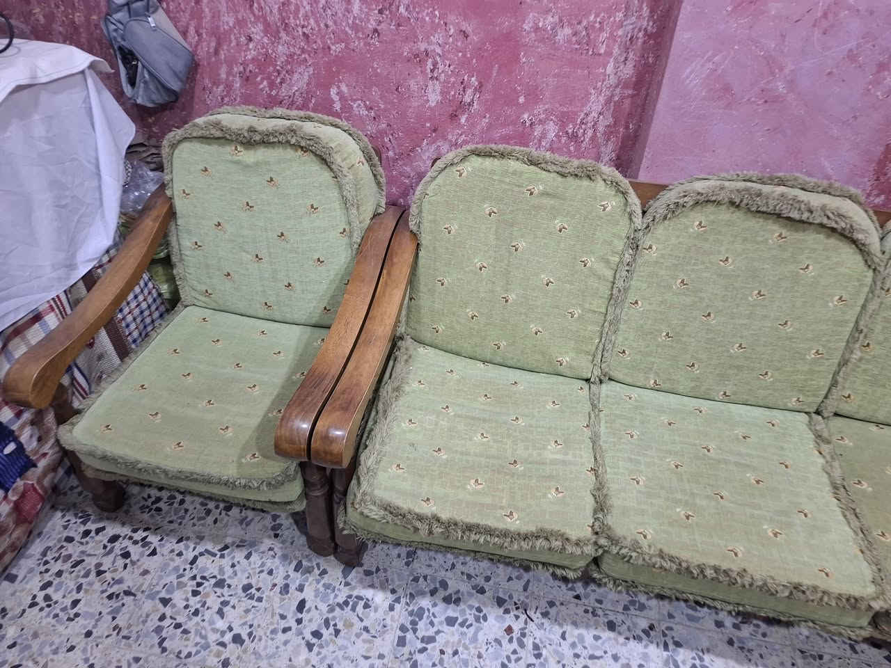 سلام عليكم قنفات خشب صاج نضيفات كلش واستعمال قليل عددهن كراسي ثنين امهات النفر ووحدة ام النفرين وقنفة ام ال 3 نفرات مكاني شارع المطار الجديد التفاصيل عل هاذه الرقم:***********
