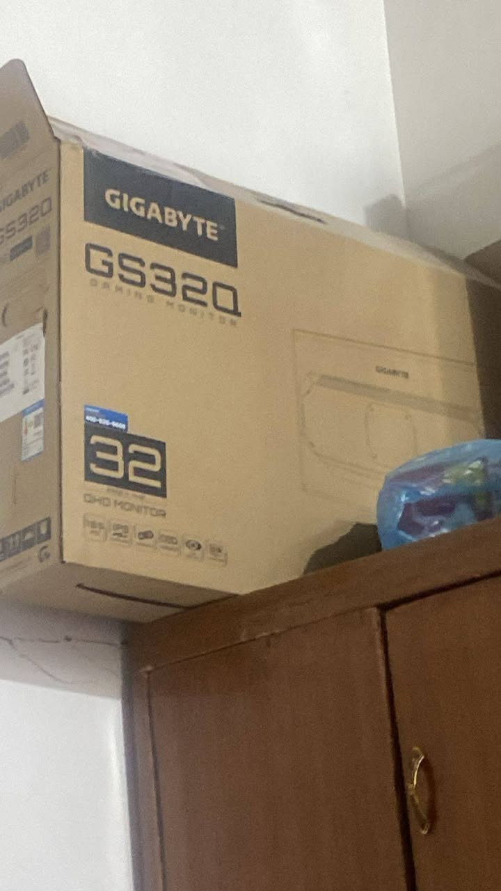 سلام عليكم شاشه للبيع هذه شاشة ألعاب GIGABYTE GS32Q. فيما يلي بعض مواصفاتها الرئيسية:
حجم الشاشة: 32 بوصة.
دقة العرض: QHD (2560 × 1440).
معدل التحديث: 165 هرتز.
زمن الاستجابة: 1 مللي ثانية.
بيهة مود العاب و حماية عين من اشعة و مانع انعكاس
مكاني بصره سعر 350 وبيه مجال قليل ***********
