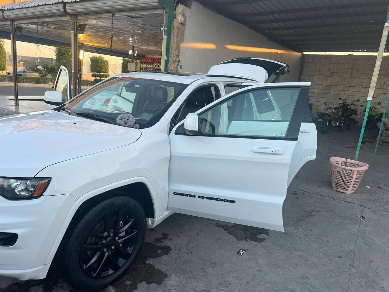 جيب كراند شيروكي  ( ليمتدد )
فول مواصفات 6 سلندر فورويل بارنوما -2020

🟩 السعر  _ 27000 بيها مجال بسيط 

باسمي- معوقين -بعد ٤ اشهر تتحول حرة.

-مكينه 6 سلندر 3600

ماشية ١١٥ الف ميل 

 السيارة جديدة 

حادثها موضح بالصورة  وباسمي استوردتها،

 - سلايت

- فور ويل  

-كشنات جلد اماميه تدفئه تبريد والخلفيه تدفئه

-كشنات اماميه كهرباء +خزن ميموري ستيرن وكشن السائق

-بصمه تشغيل وابواب وتشغيل عن بعد 

-اطفاء ذاتي عند الوقوف في الازدحام

-نضام اقتصاد البانزين

-دفع رباعي 4*4

-شاشه تدعم كار بلي

-جنطه كهرباء

-فتحه (بانوراما طكتين)

-تدفئه بلستيرن ونضام تعتيم بلمري

-سماعات محيطيه

-نضام سبورت +مانع انزلاق

-حساس امامي خلفي +رادار خلفي

-شاشة كبيرة مع كامرة خلفية ومواصفات كثيرة

-بيها صبغ جاملغ وباب عكس السايق، وكلير للمتبقي

رقم انبار والك الفحص باي مكان


**إذا كنت صاحب هذا الإعلان وتريد حذفه لأي سبب، رجاءا أرسل رسالة إلى الدعم الفني**