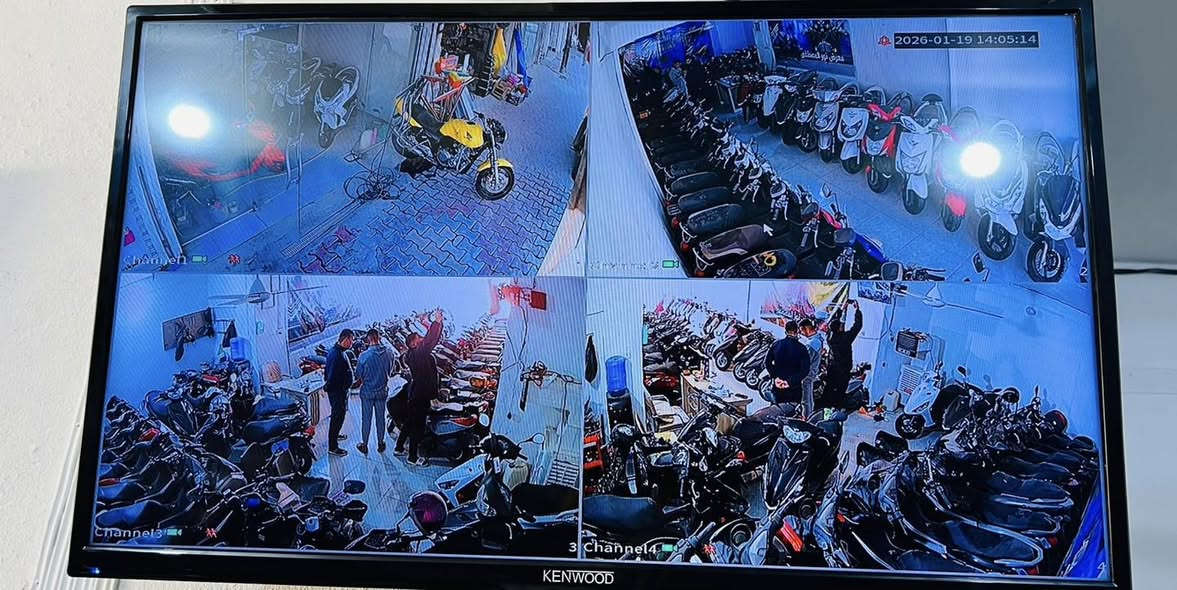 اختصر الزمن والجهد وتمتع بالجودة 
سلام عليكم 
تم تأمين محل احد زبائننا ب ٤ كاميرات من شركة دهوا 
دقة ٢ ميكا 
صوت وصوره 
ليلي الوان 
ضمان سنه استبدال 
# العنوان #
كربلاء/ طويريج/ شارع البلدية/ مجاور المستوصف الطبي 
# هاتف #
***********
***********
جملة- مفرد 
اسعار خاصة للمنصبين
