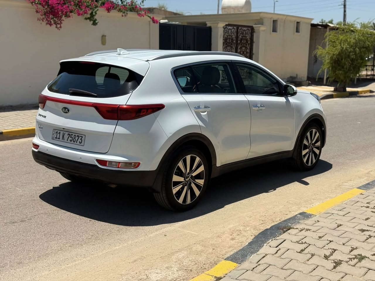 للبيع
سبورتج موديل ٢٠١٧ خليجي رقم بغداد محرك ٢٠٠٠ دوش فول مواصفات عدى البنوراما 
بصمه ابواب وبصمه تشغيل 
اشاره ترحيب 
داخل جلد حمصي 
دبل كشن كهرباء 
سايد بريك دكمه 
كامره  حساس امامي وخلفي 
تبريد شاشه 
بيها جاملغ امامي تبديل اصلي نفس الون بدون دواخل بدون ايرباك والباقي مكفول سياره جاهزه للاخير تبريد وتخم تاير وحداديه كله جديد المحرك والكير ع وضع الشركه غير مفتوح 
#السعر ١٦٥ وبيها مجال
مكاني المحموديه
للستفسار ***********
