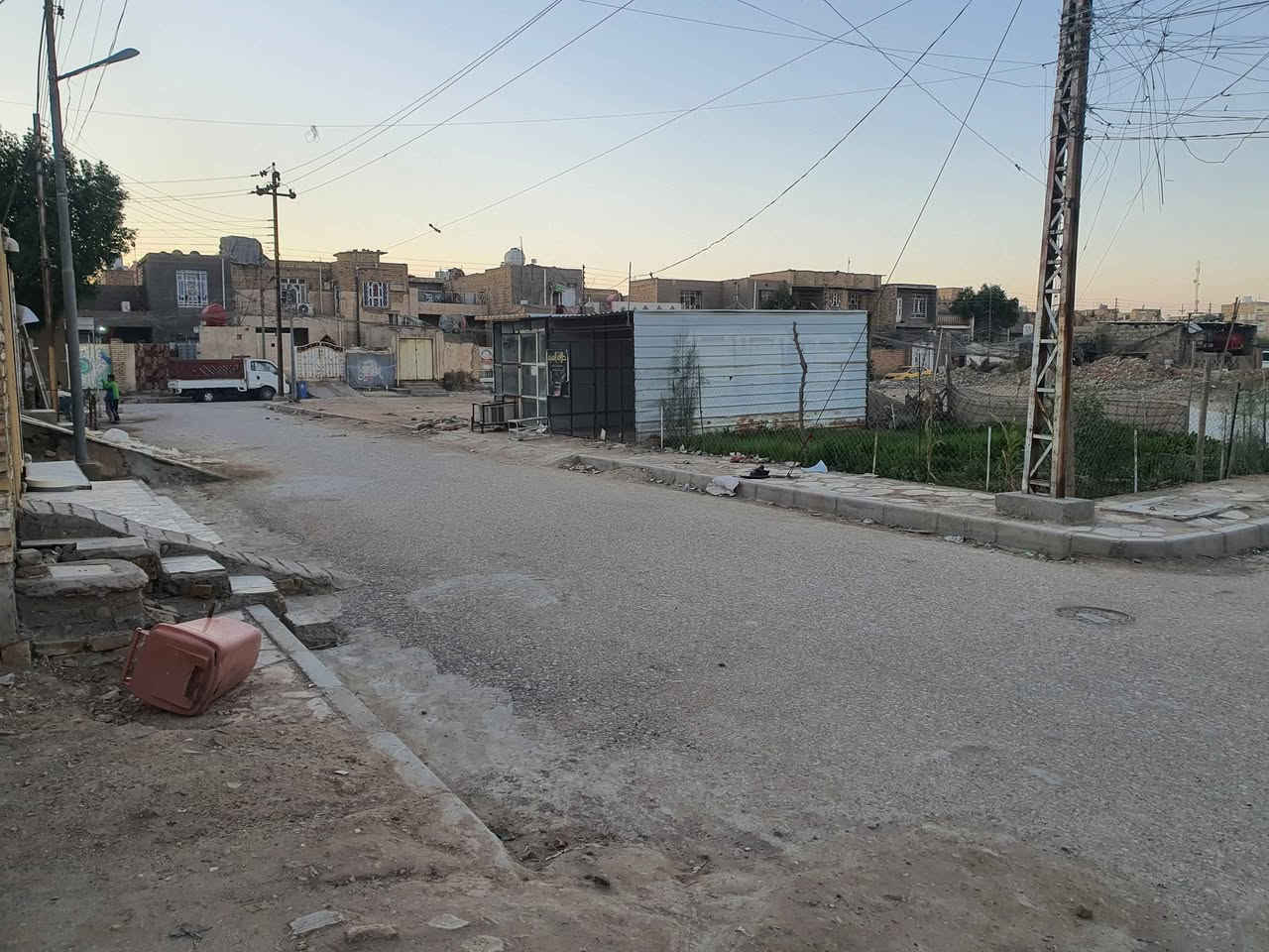 السلام عليكم من رخصه الادمن عندي قطعه للبيع مساحته 200 متر مقابيلها ساحه  مكانها الدبيسات قريب ع مستشفى الحكيم تكدر تدخل من جهه ناصر ابو الباله وتكدر من جهه الجامع للاستفسار الاتصال ع الرقم *********** Singapore
