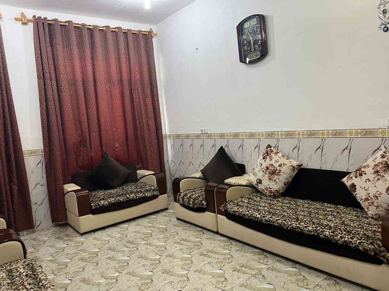 مشتمل طابو صرف في ( حي الأمير الأول ) 
بجانب ( اعدادية المدينة المنورة )
مساحة ١٥٠ م - ( طابقين ) - مجاري - ماء - كهرباء
( تبليط قيد الأنشاء ) - شارع بعرض ١٠ م
( ٢ غرف نوم ) - بناء طابوق - سقف صب كونكريت
شبابيك بي بي سي - ( لبيت كولة سيراميك )
صحيات داخلية + خارجية 

للاستفسار مراجعة مكتب غازي للعقار     
واسط - الزبيدية - قرب أفران المائدة   *********** 
***********
