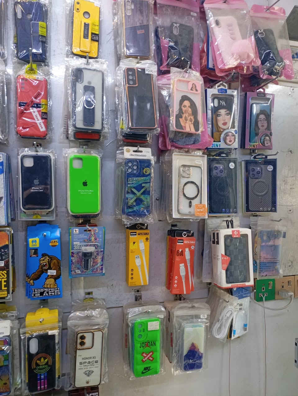 سلام عليكم ورحمه الله وبركاته
غراض اكسسوارات موبايل شلع موديلات استندر شرط وكفرات دفتري ولواصق إطار عالي ومظلل وفايف دي بوردات وشاش السعر (750) الف
رقم الهاتف للتواصل(***********)
