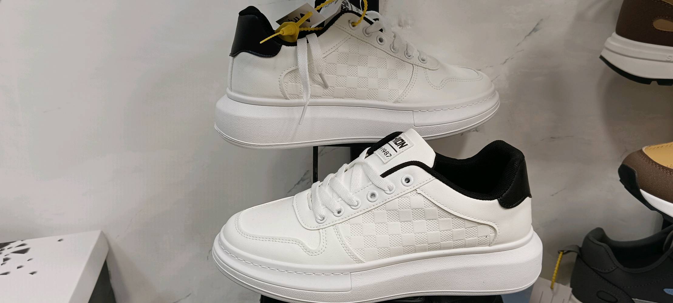 الجبيله شارع السايلو قرب مستشفى الشفاء 
احذيه جديده